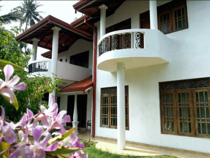 Blue Point Rest Hotel Тангале Екстериор снимка